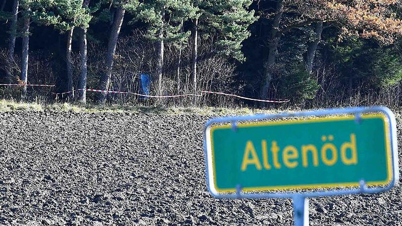 In einem Waldstück zwischen Kienberg und Schnaitsee sollen menschliche Leichenteile gefunden worden sein. Die Polizei ist aktuell vor Ort. Die Bilder.