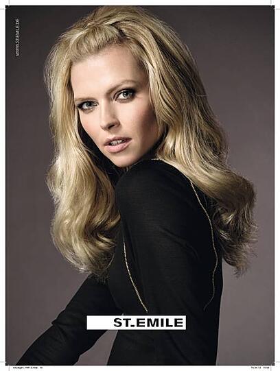 &bdquo;La Belle de Jour&ldquo; ist die Frau, die Mode von ST. EMILE trägt.