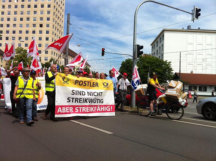 Gesperrte Arnulfstraße: Zur Demo sind mehr gekommen als erwartet.