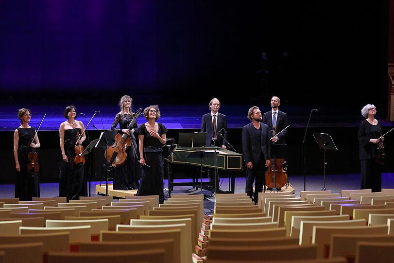 Julian Pregardien (3. von links) und die Musiker des Staatsorchesters auf dem coronabedingt erweiterten Orchestergraben.