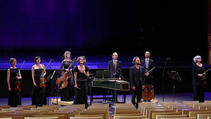 Julian Pregardien (3. von links) und die Musiker des Staatsorchesters auf dem coronabedingt erweiterten Orchestergraben. Julian Pregardien (3. von links) und die Musiker des Staatsorchesters auf dem coronabedingt erweiterten Orchestergraben.