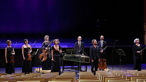 Julian Pregardien (3. von links) und die Musiker des Staatsorchesters auf dem coronabedingt erweiterten Orchestergraben.