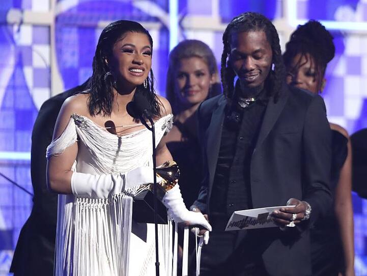 Cardi B hat den Grammy für das beste Rap-Album bekommen, neben ihr steht Offset.
