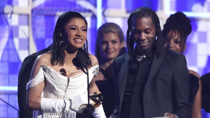 Cardi B hat den Grammy für das beste Rap-Album bekommen, neben ihr steht Offset. Cardi B hat den Grammy für das beste Rap-Album bekommen, neben ihr steht Offset.