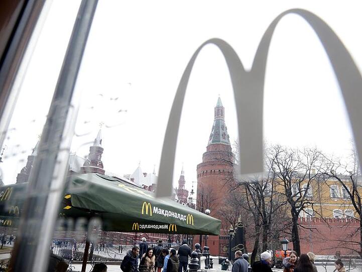 Menschen stehen vor einem McDonald's Restaurant am Manezhnaya-Platz. Die erste Filiale Russlands wurde noch zu Zeiten der Sowjetunion am 31. Januar 1990 am Moskauer Puschkin-Platz eröffnet.