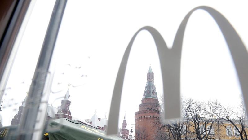 Menschen stehen vor einem McDonald's Restaurant am Manezhnaya-Platz. Die erste Filiale Russlands wurde noch zu Zeiten der Sowjetunion am 31. Januar 1990 am Moskauer Puschkin-Platz eröffnet. Menschen stehen vor einem McDonald's Restaurant am Manezhnaya-Platz. Die erste Filiale Russlands wurde noch zu Zeiten der Sowjetunion am 31. Januar 1990 am Moskauer Puschkin-Platz eröffnet.