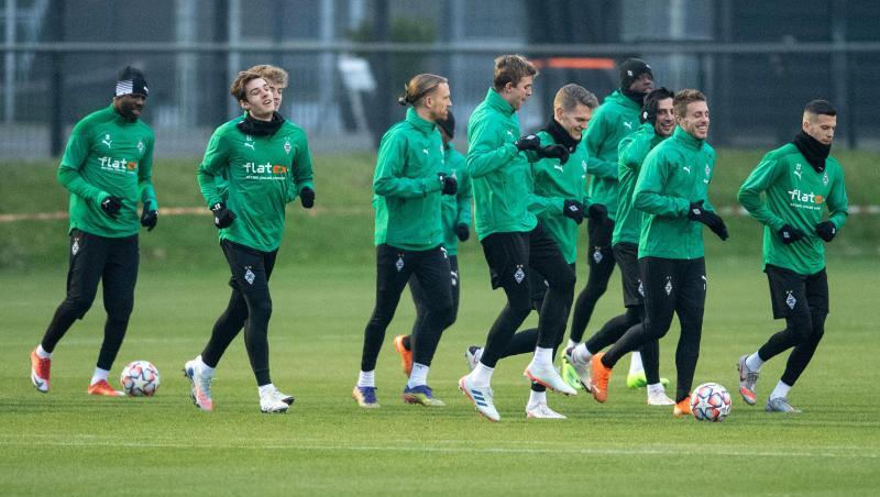 Die Spieler von Borussia Mönchengladbach laufen sich für das Training warm.