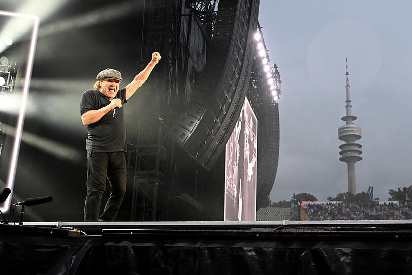 Die australische Institution AC/DC – hier mit Sänger Brian Johnson – ballert einen Rockkracher nach dem anderen ins Münchner Olympiastadion.