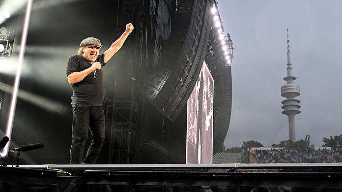 Die australische Institution AC/DC – hier mit Sänger Brian Johnson – ballert einen Rockkracher nach dem anderen ins Münchner Olympiastadion.