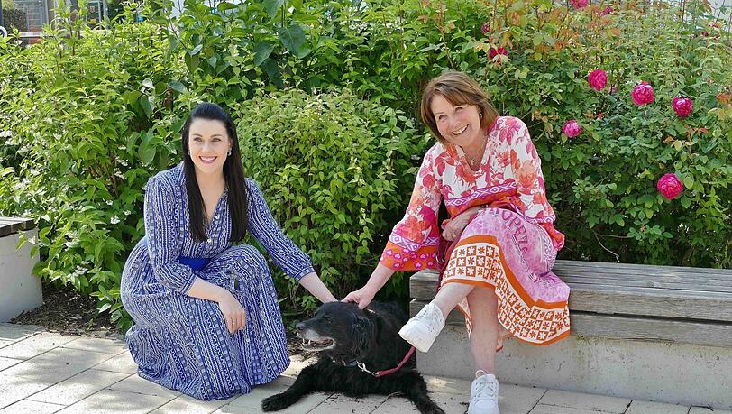 Hund Paul lässt sich verwöhnen: Für Brigitte Walbrun (r.) und Anita Eichhorn aus „Dahoam is Dahoam“ ist Tierschutz ein Herzensanliegen.