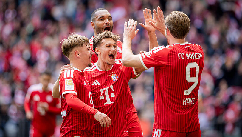 Feierten die Tore gegen den 1. FC Köln: Die Bayern um Tom Bischof und Harry Kane. Feierten die Tore gegen den 1. FC Köln: Die Bayern um Tom Bischof und Harry Kane.