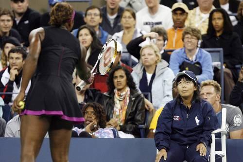 Serena Willliams beschimpft und bedroht die verängstigte Linienrichterin.
