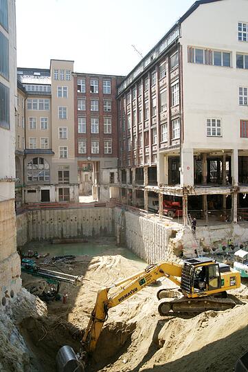 Im Hintergrund die alte SZ-Druckerei: Bis zu 13 Meter tief haben sich die Bagger an der Hofstatt in die Erde gegraben.