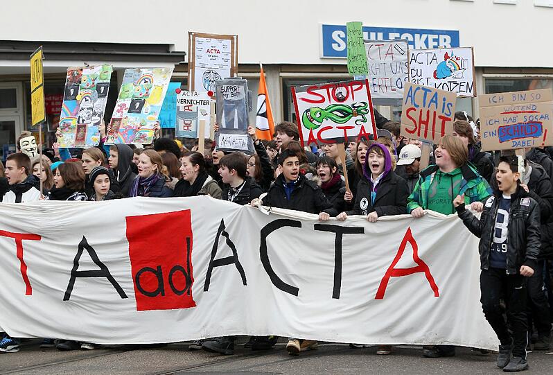 Affige Kostüme, witzige Plakate und viele Masken: Die Bilder von der Anti-ACTA-Demo in München