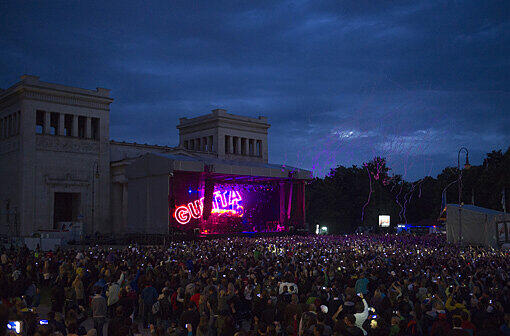 Es war für viele das Highlight des Event-Wochenendes in München. Star-DJ David Guetta legte am Königsplatz auf. Die Bilder vom München-Auftritt.
