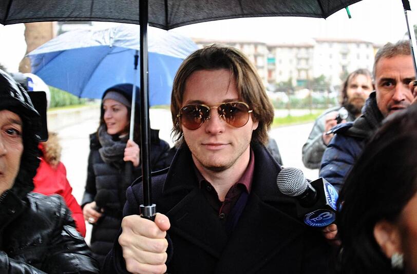 Raffaele Sollicito, Mitangeklagter und Ex-Freund von Knox, verfolgte das Urteil daheim am Fernseher. Sein Pass wurde eingezogen, er darf Italien nicht verlassen, bis klar ist, ob das Urteil rechtskräftig ist.