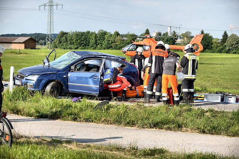 Unfall mit Folgen: Ein 18-Jähriger kam mit seinem Auto von der Straße ab und überschlug sich mehrere Male.