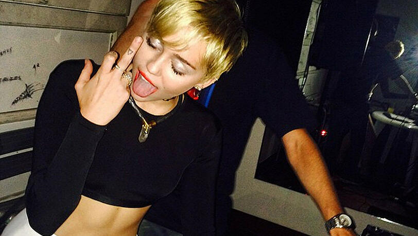 Nicht ohne mein Markenzeichen: Miley Cyrus streckt die Zunge raus Nicht ohne mein Markenzeichen: Miley Cyrus streckt die Zunge raus