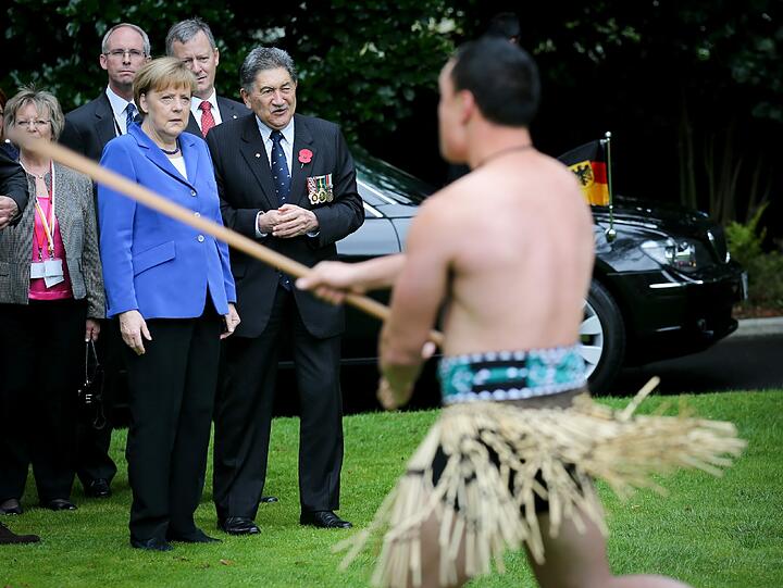 Mit einer Maori-Willkommenszeremonie wird Bundeskanzlerin Angela Merkel in Auckland begrüßt.