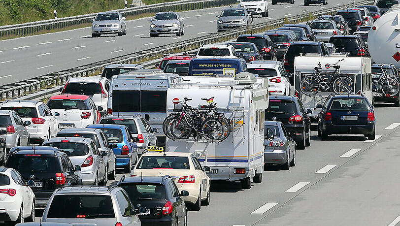 Die Blechlawine rollt. Am Wochenende starten nun auch Bayern und Baden-Württemberg in die Ferien. Die Blechlawine rollt. Am Wochenende starten nun auch Bayern und Baden-Württemberg in die Ferien.