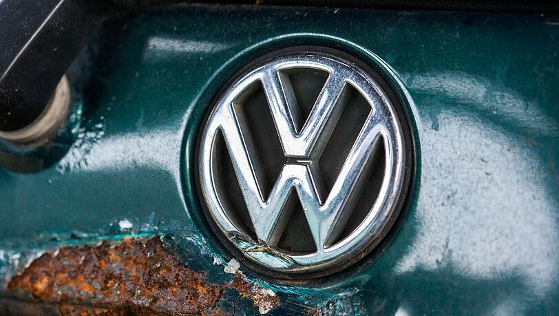 Hat im Abgas-Skandal weltweit den Zorn der Aufsichtsbehörden auf sich gezogen: Autobauer Volkswagen. Hat im Abgas-Skandal weltweit den Zorn der Aufsichtsbehörden auf sich gezogen: Autobauer Volkswagen.