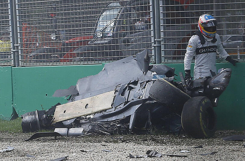 Bei einem Überholmanöver krachte der zweimalige Weltmeister Fernando Alonso mit seinem McLaren in der 17. Runde auf den Haas-Rennwagen von Esteban Gutierrez.