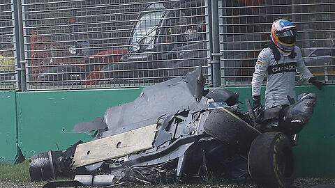 Bei einem Überholmanöver krachte der zweimalige Weltmeister Fernando Alonso mit seinem McLaren in der 17. Runde auf den Haas-Rennwagen von Esteban Gutierrez.