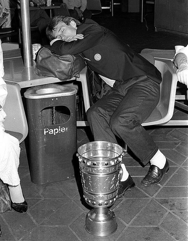 Am Flughafen eingeschlafen: Norbert Eder nach dem DFB-Pokalsieg 1986. Am Flughafen eingeschlafen: Norbert Eder nach dem DFB-Pokalsieg 1986.