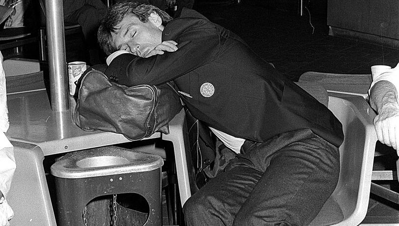 Am Flughafen eingeschlafen: Norbert Eder nach dem DFB-Pokalsieg 1986. Am Flughafen eingeschlafen: Norbert Eder nach dem DFB-Pokalsieg 1986.