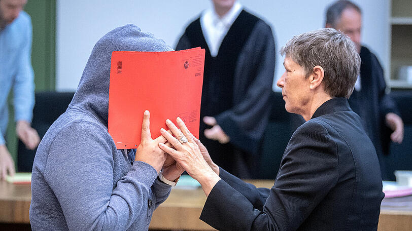 Die Angeklagte beim Prozessauftakt.