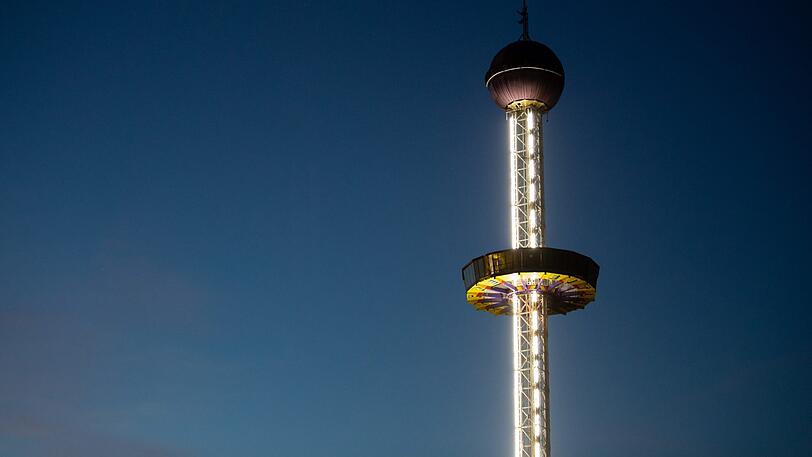 Das Fahrgeschäft "Top of the World" in einem Freizeitpark in Unterfranken gab am Dienstag während einer Fahrt den Betrieb auf.