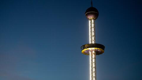 Das Fahrgeschäft "Top of the World" in einem Freizeitpark in Unterfranken gab am Dienstag während einer Fahrt den Betrieb auf.