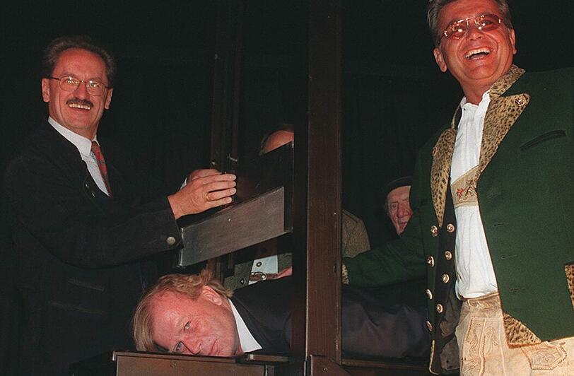 Im Jahr 1998: Oberbürgermeister Christian Ude köpft Professor Bruno Reichart. Der Schichtl schaut zu.