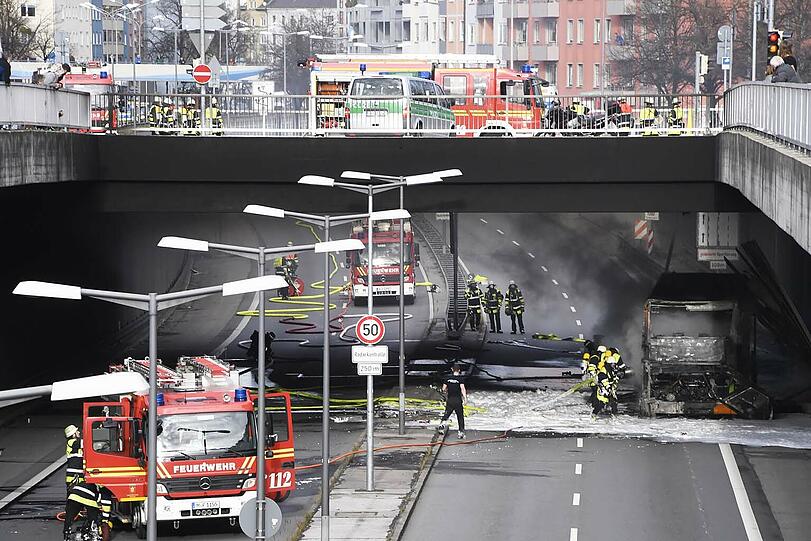 Brennender Reisebus am Mittleren Ring in Giesing: Die Feuerwehr ist mit einem Großaufgebot im Einsatz.