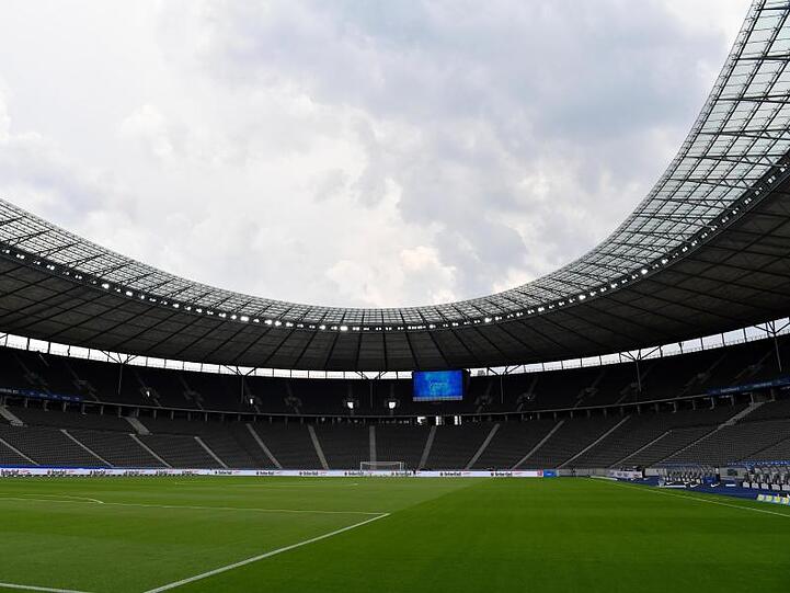 Das leere Olympiastadion vor Beginn eines Spiels. Foto: John Macdougall/AFP-POOL/dpa/Archivbild