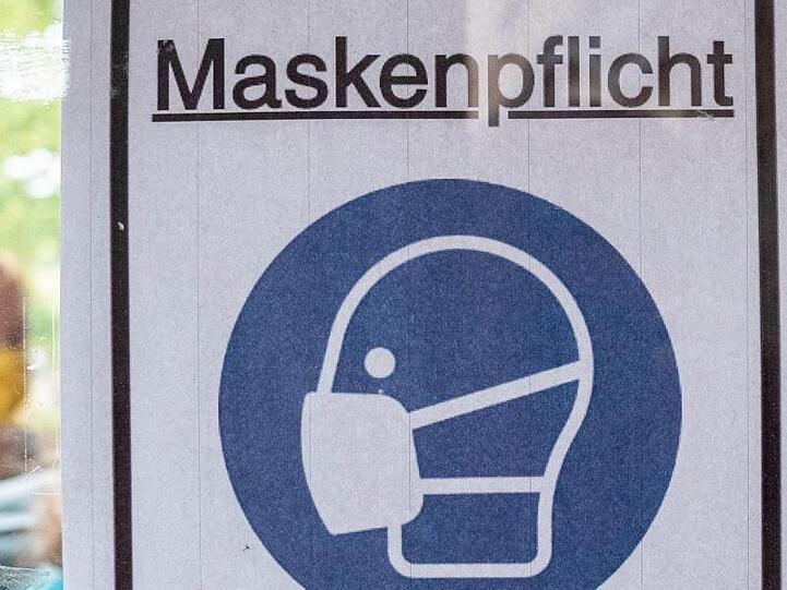 Ein Plakat in Berlin mit der Aufschrift "Maskenpflicht".