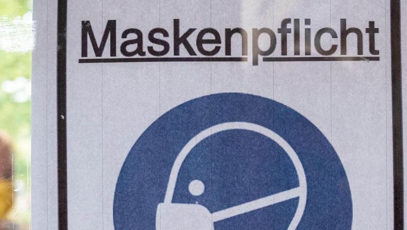 Ein Plakat in Berlin mit der Aufschrift "Maskenpflicht". Ein Plakat in Berlin mit der Aufschrift "Maskenpflicht".
