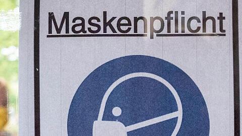 Ein Plakat in Berlin mit der Aufschrift "Maskenpflicht".