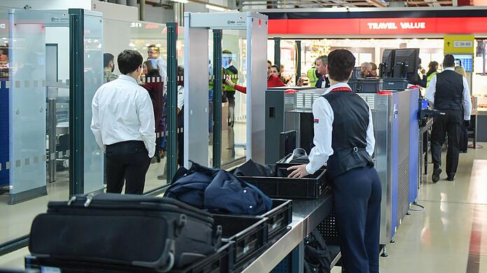 Um die Sicherheitskontrollen zu entlasten, testet der Flughafen München nun ein neues System. (Symbolbild)