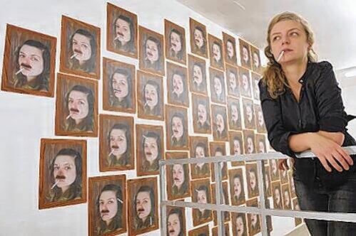 &bdquo;Ein an Trickarmut kaum zu überbietendes Fehlersuchbild&ldquo;: Jenny Dechene lässt&rsquo;s in ihrer Foto-Collage rauchen &ndash; und davor.
