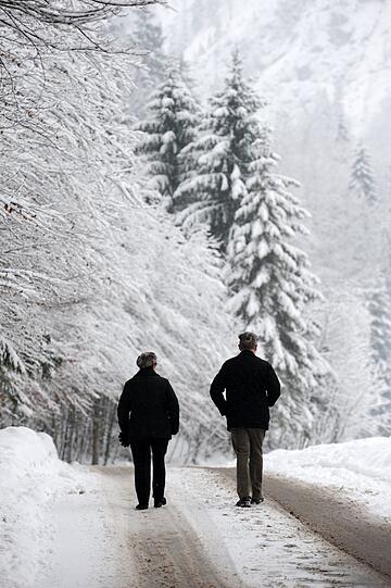 Schnee, Eis und zahlreiche Unfälle - die Bilder vom Wintereinbruch in Bayern