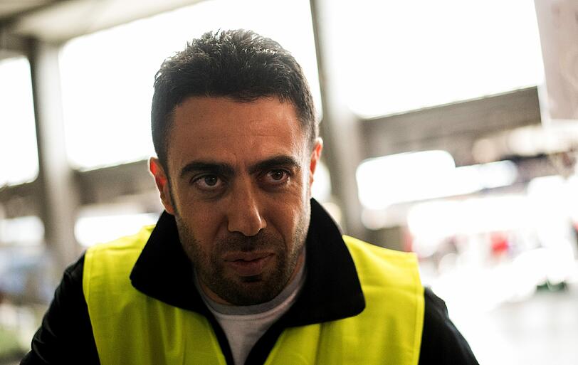 Masud Badr, 40, stammt selber aus Syrien und ist einfach zum Hauptbahnhof gekommen, um mit anzupacken. Eigentlich arbeitet er in der Autoindustrie im Bereich Ersatzteile. Im Jahr 2000 kam er zum Studieren nach Deutschland und lebt mittlerweile fest hier.