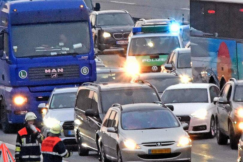 Bilder vom Unfall auf der A 99 bei Ottobrunn.