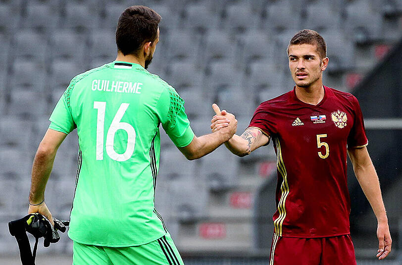 RUSSLAND Roman Neustädter (28, Abwehr, FC Schalke 04): Heißt Roman Petrowitsch Neustädter. Geboren in Dnjepropetrowsk (heute Ukraine). Bis 2016 deutscher Staatsbürger, wurde am 30. Mai offiziell Russe, um bei der EM spielen zu können. Musste daraufhin unverhofft seinen deutschen Pass abgeben. Spricht fließend russisch. Schrieb vor kurzem bei Instagram: "Falls du ein Rassist oder homophob bist, verpiss dich von meinem Account!" Spielt jetzt dennoch für das Land Wladimir Putins. Sagt dazu: "Das ändert nichts an meiner privaten Meinung."