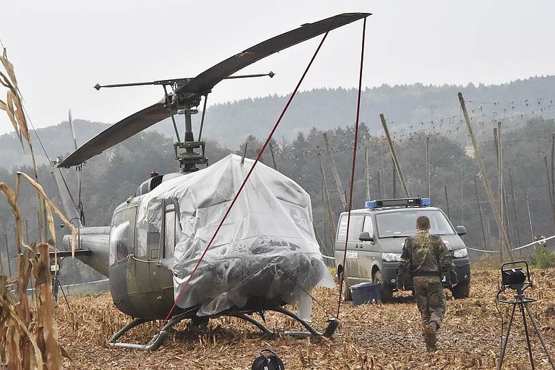 Ein Hubschrauber des Typs Bell durchflog am Dienstag eine sechsadrige Hochspannungsleitung und musste notlanden.