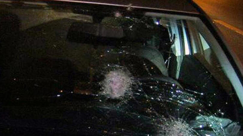 Ein Polizist wurde am Auge und im Gesicht verletzt.