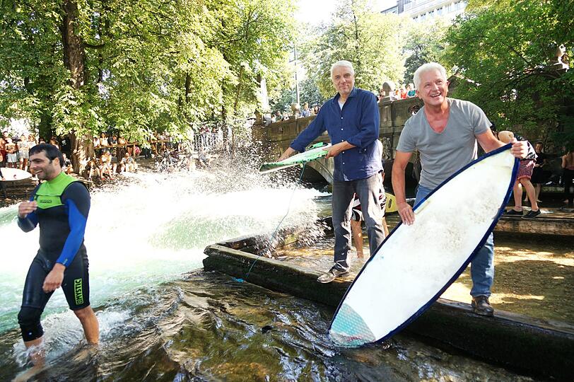 Udo Wachtveitl (links) und Miroslav Nemec drehten gestern an der Eisbachwelle einen neuen BR-&bdquo;Tatort&ldquo;.