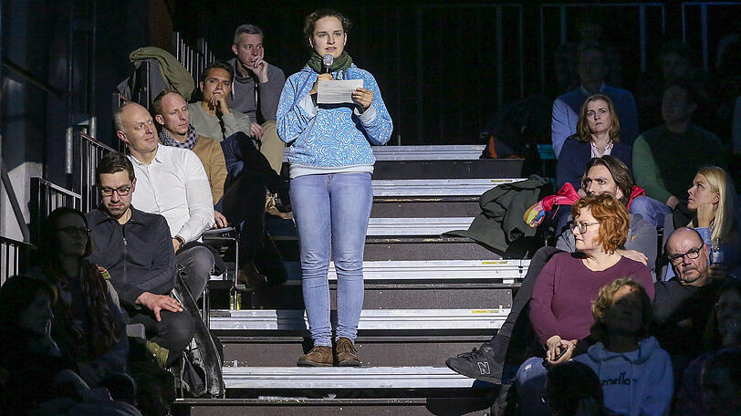 Antonia Messerschmitt (20) von "Fridays for Future" appelliert an das Podium.