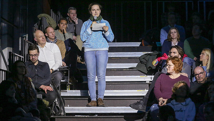 Antonia Messerschmitt (20) von "Fridays for Future" appelliert an das Podium. Antonia Messerschmitt (20) von "Fridays for Future" appelliert an das Podium.
