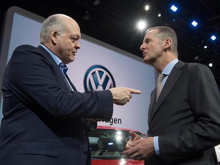 Jim Hackett (l), Vorstandsvorsitzender von Ford, und Herbert Diess, Vorstandsvorsitzender von VW, bei der Detroit Motor Show im Januar.